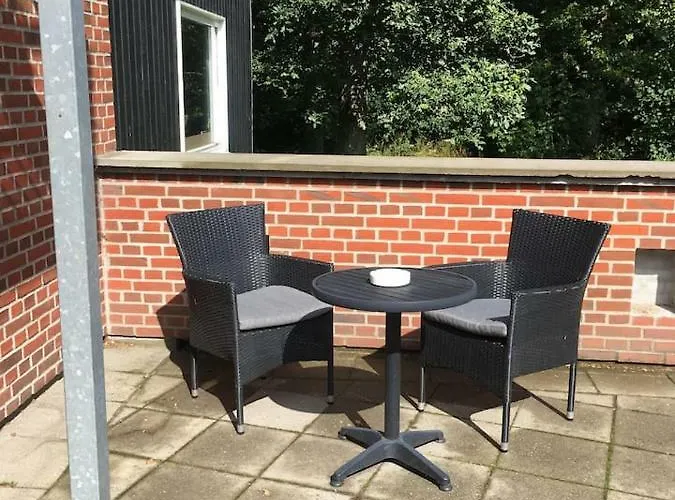 Ro I Skoven - Men Taet Pa Byen