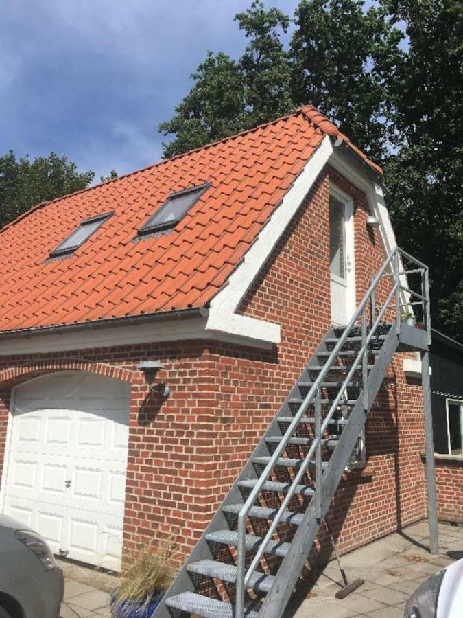Ro I Skoven - Men Taet Pa Byen * Varde
